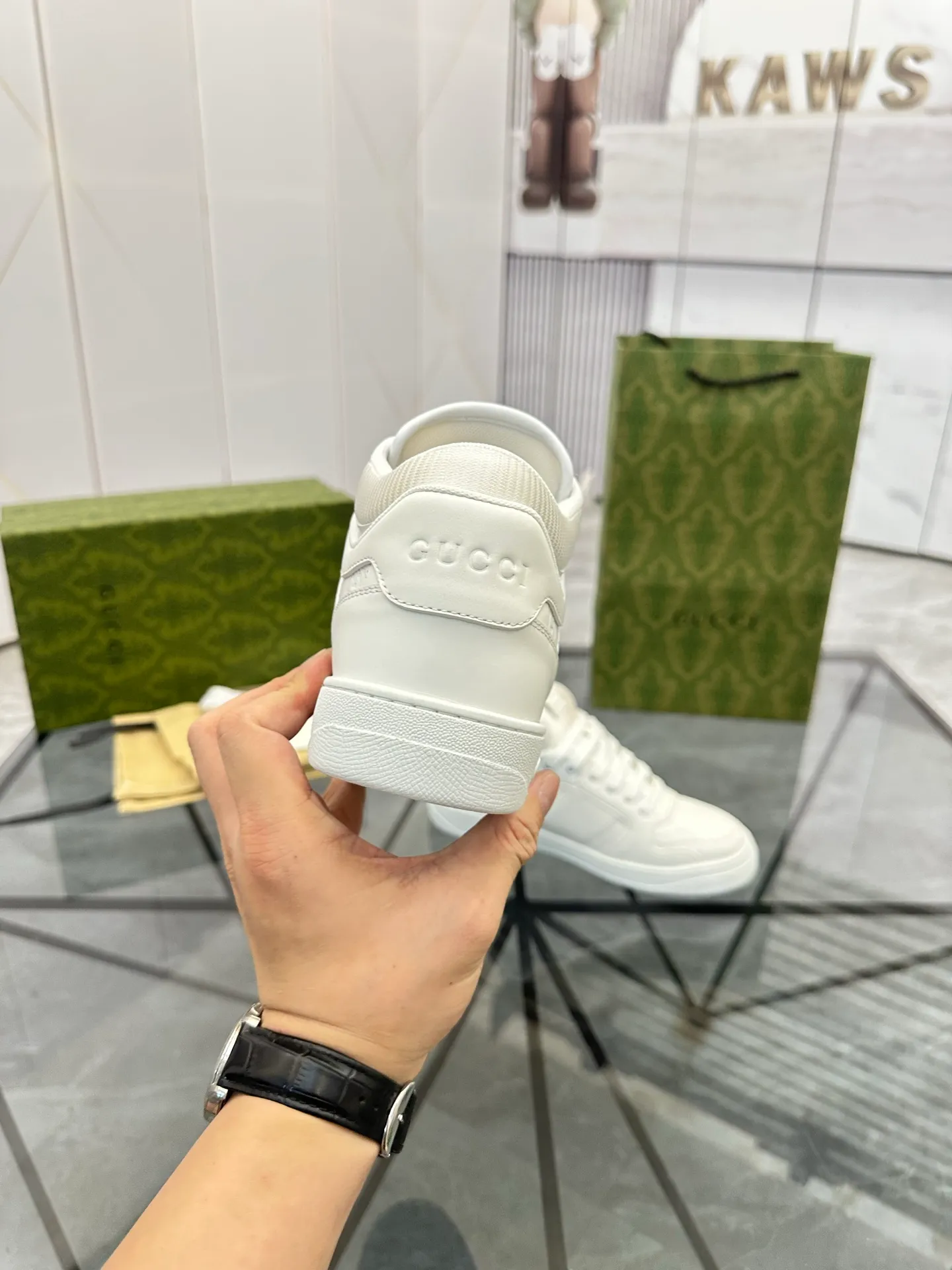 Selling men's shoes 💰: 💰P560¥ Top quality Product trademark: Gucci* "Gucci*" low-top casual shoes Regular size: 38-44 (can be customized to 45.46.) Product material: imported first-layer cowhide leather upper, breathable lining, original outsole. No.: 004